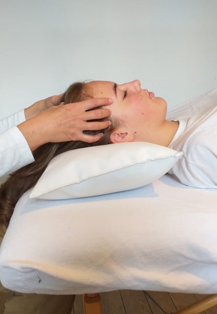 Marie charlotte faisant un massage access bar à une cliente dans son cabinet proche de dieppe